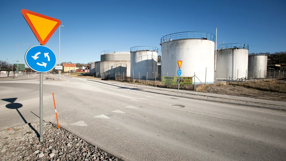 Föraren till den bil som under natten till juldagen kantrade i närheten av Enköping station behövde inte sjukhusvård.
