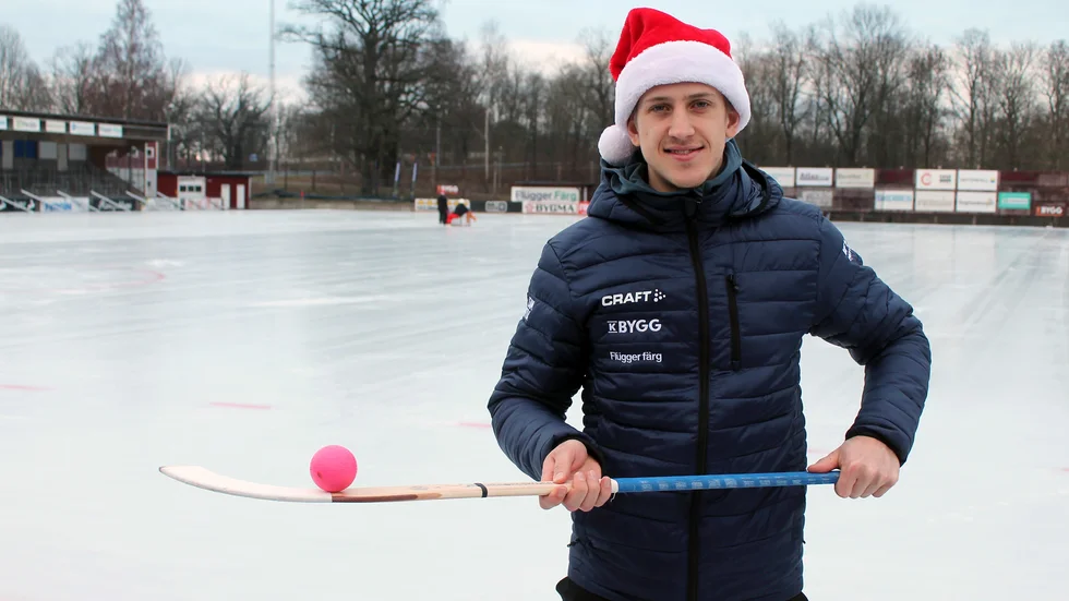 Fredrik Lönn bjuder in till isdans på annandag jul, elitseriematch i bandy mellan IFK Motala och Västerås SK. "Vi har en bra känsla, inspirerande att spela hemma", säger mittfältaren som också är gäst i Sportsnack inför julen. 