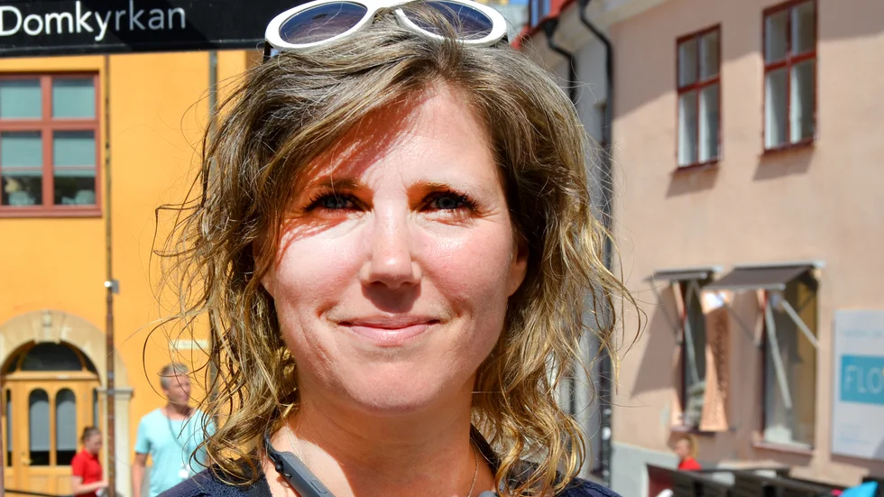 "Förvaltningen och team tillsyn har inte befogenhet eller åläggande att agera i och utreda de ärenden som inkommit till förvaltningen på något annat sätt än det som anges i plan- och bygglagen" svarar Eva Ahlin angående bygge i Tingstäde. 