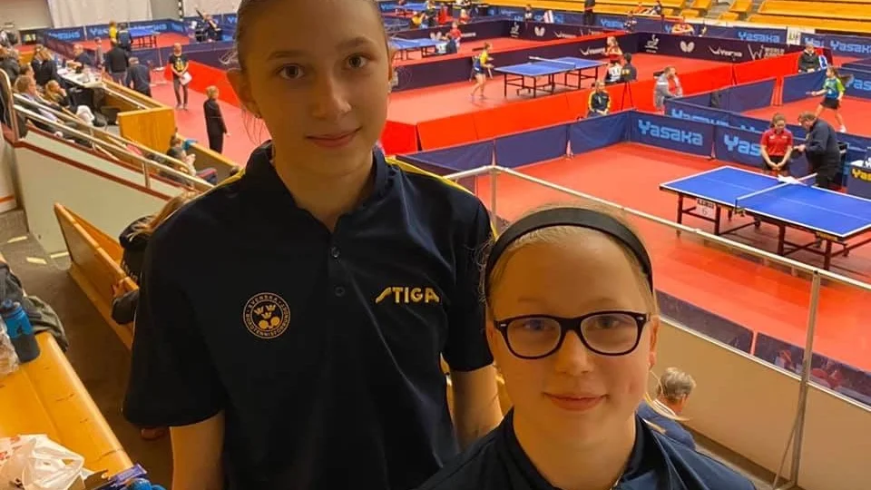 Motalatjejerna Felicia Szerman och Clara Ellermann från Västers BTK fick dra på sig landslagsdressen och gjorde det bra i Safirs internationella i Örebro.