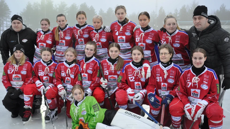 Kalix Bandy. Övre fr v: Erik Henriksson, Thilde Nilsson, Louise Wikman, Ida Sandin, Natalie Strömberg, Linnea Sandin, Caroline Strömberg, Signe Wikström, Lennart Alm. Nedre fr v: Tilda Jacobson, Emma Lambertsson, Lova Rydell, Emma Andersson, Tanja Illarionova, Elina Nilsson, Maria Strömberg, Jenna Nilsson. Liggande: Katja Illarionova. Frånvarande: Ellen Olsson, Thelma Cejas, Ella Swartswe, Tuva Marcusson, Majken Hedqvist, Lea Svechnikova.
