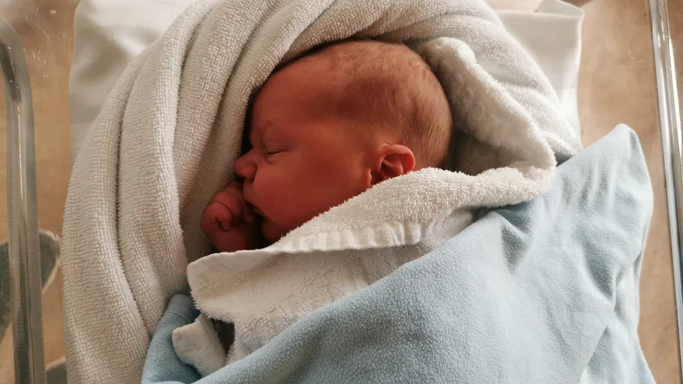 En liten pojke, född klockan 05.38 blev 2020-talets förstfödde i Uppsala.
