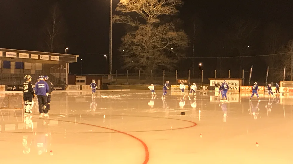 Vattnig och räfflig is var det på måndagen när IFK Motala skulle träna. Det blev mest skridskoåkning som fungerande övningar. Nu måste det bli kallare om inte matchen på fredag mot Vänersborg ska vara i fara.