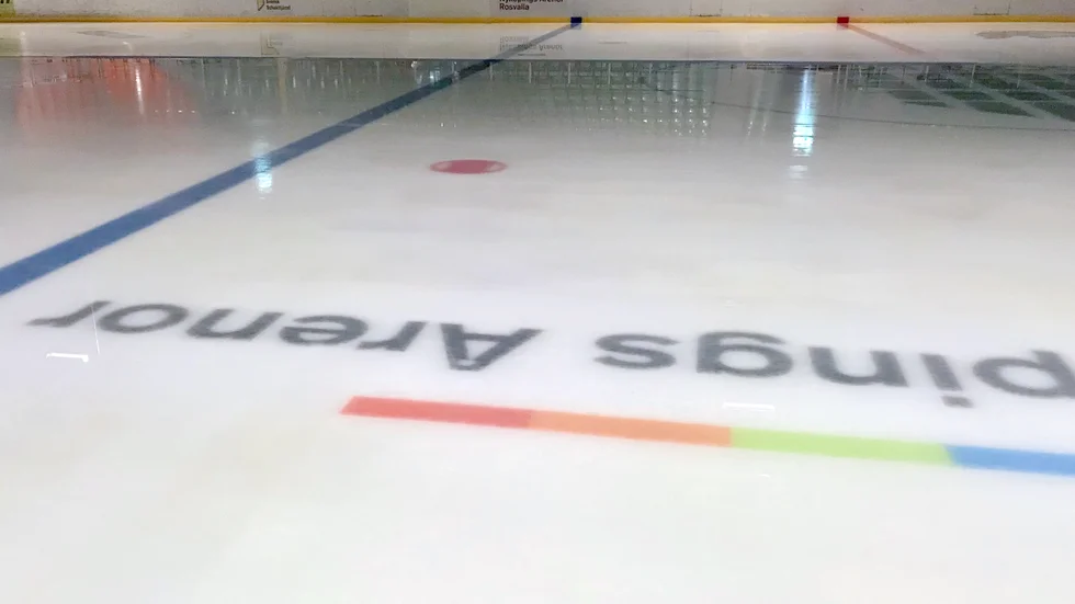 Det var vid lunchtid på torsdagen så mycket vatten på isen både här i stora hallen i Rosvalla – och även i lilla – att det stod klart att den inte gick att användas till hockey närmaste dygnet. 