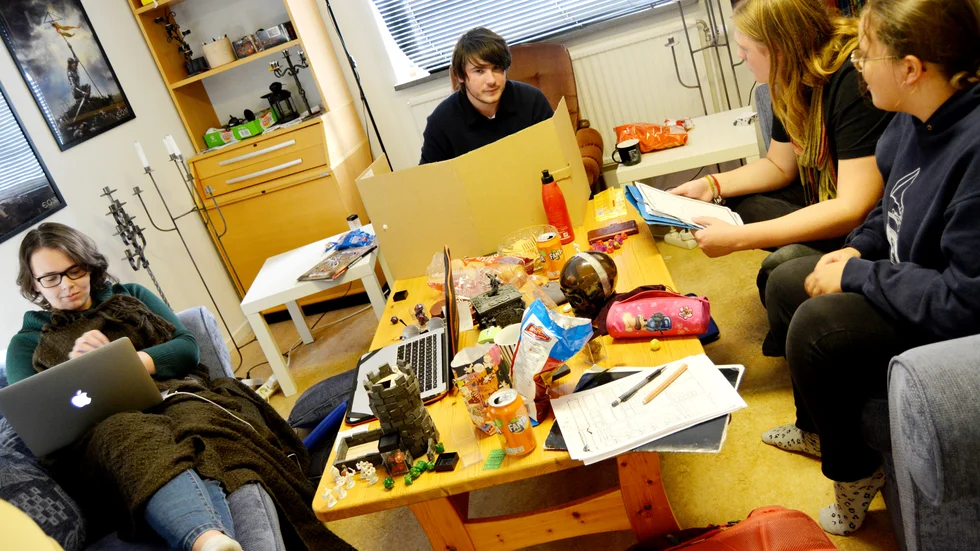 17-åringarna Agnes Yngerlöv, Jack Bolin Andersson, David Bülow och Hanna Löfving spelar rollspel i Kattcons nya lokaler.