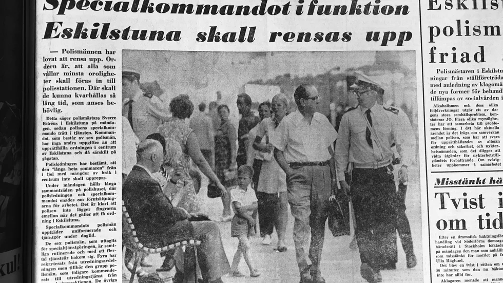 Artikel den 16 juni 1970. Bildtext: Polismännen Lennart Thelander, Sven Svensson och Lars Jonsson (skymd) tillhör polisens specialkommando som skall rensa upp i centrum av Eskilstuna. På måndagen gjorde de sina första pass på bl a gågatan.