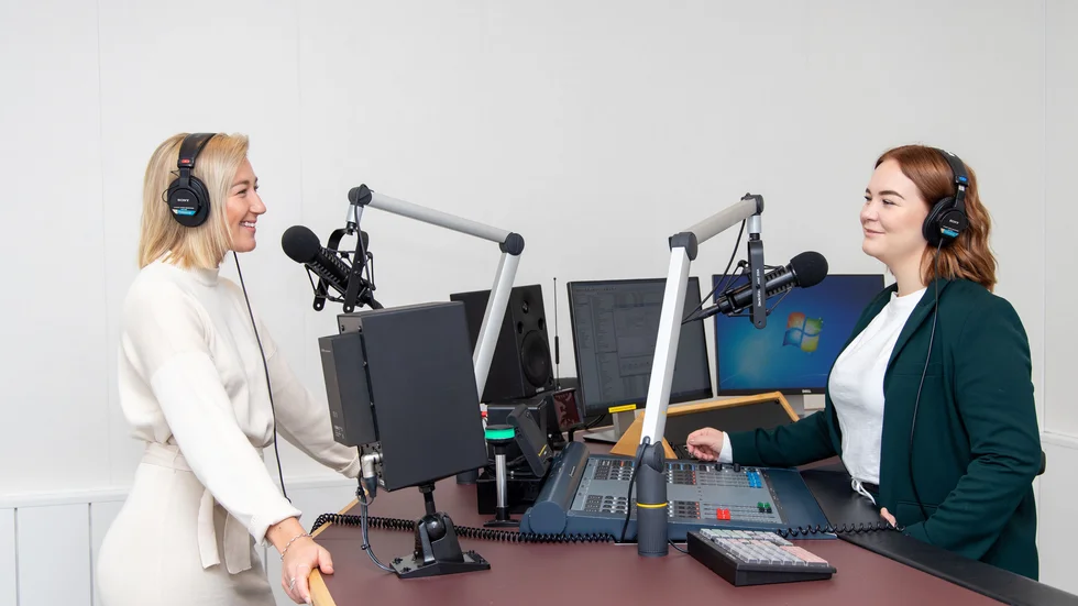 Studenterna Josefin Högne och Emelie Wilhelmson startar podcasten Yrkesyr.
