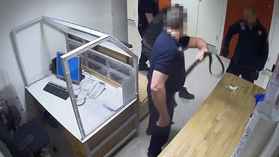 Förundersökningen mot den tidigare häktesvakten lades ned för två år sedan, men återupptogs i våras.