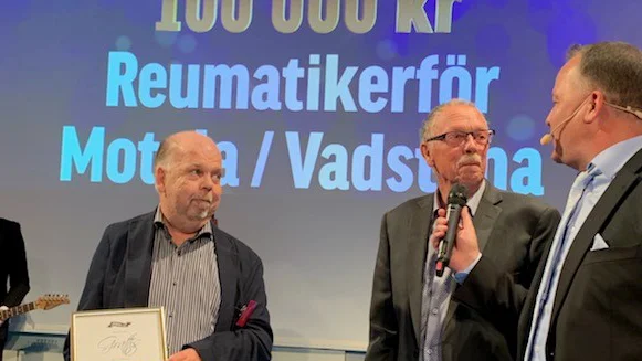 Håkan Fransson, vice ordförande i Reumatikerföreningen Motala och Vadstena, samt medlemmen Lars Gunnar Svensson, får ta emot oväntat pris.