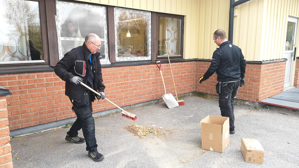 Personal från kommunen är på plats och sanerar på skolområdet. 