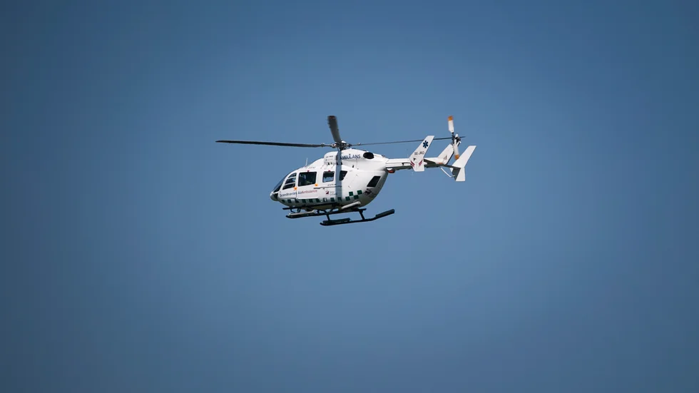 Mannen fick föras med ambulanshelikoptern till sjukhuset.