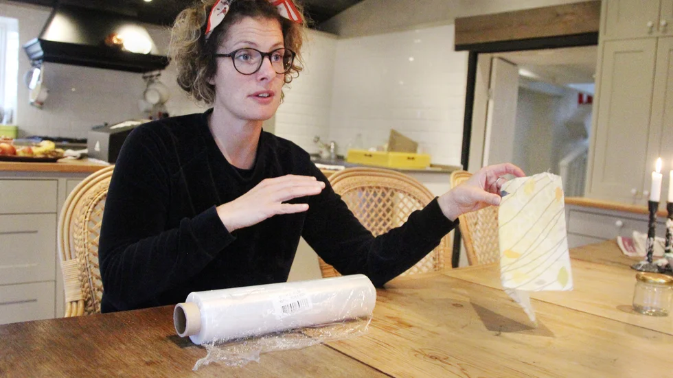 My Wrethagen använder numera plastfilm som inte innehåller farliga mjukgörande ämnen. Hon har också börjat använda tyg med bivax att förvara till exempel ost i.