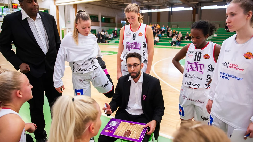 Uppsala Basket, här med coachen Mady Mahdy i centrum, kommer med största sannolikhet att spela i Svenska basketligan dam även nästa säsong. 