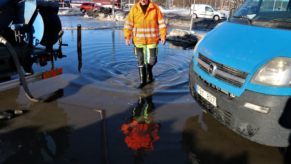 Mikael Borgh vid Piteå kommuns teknik- och gatuavdelning har fått vada i många pölar de senaste dagarna. 