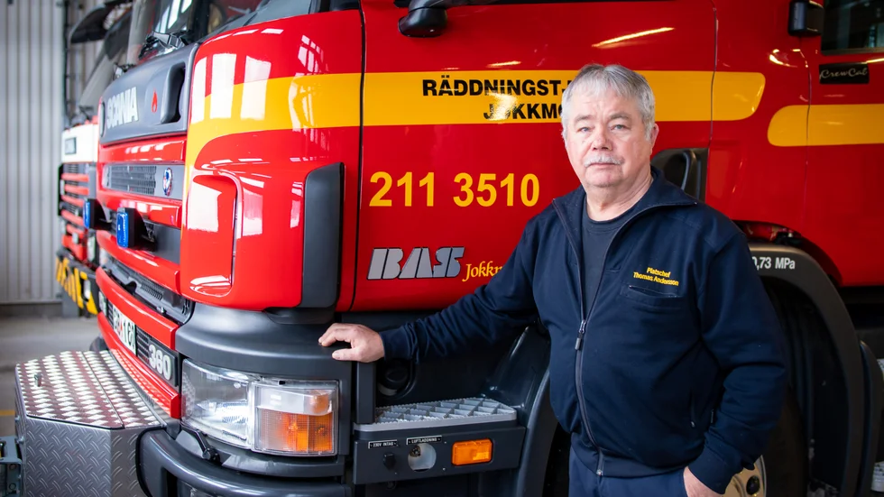 Platschefen Thomas Andersson tycker att jobbet som deltidsbrandman är strålande, men tyvärr blir det svårare att hitta nya rekryter.