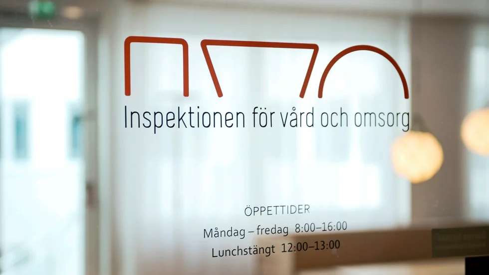 En man drabbades av en nervskada i handen efter en bukplastikoperation.