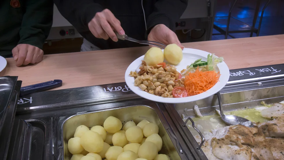 Renkött kan komma att ryka från skolmåltidernas menyer i Kiruna för att spara pengar.