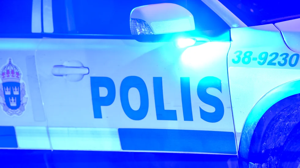 Polis kallades till en restaurang då en man somnat inne på restaurangen. Mannen visade senare ha både stöldgods och ammunition på sig. 