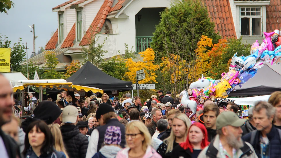 Gatorna i Örsundsbro fylls av tiotusentals personer den här söndagen i september.