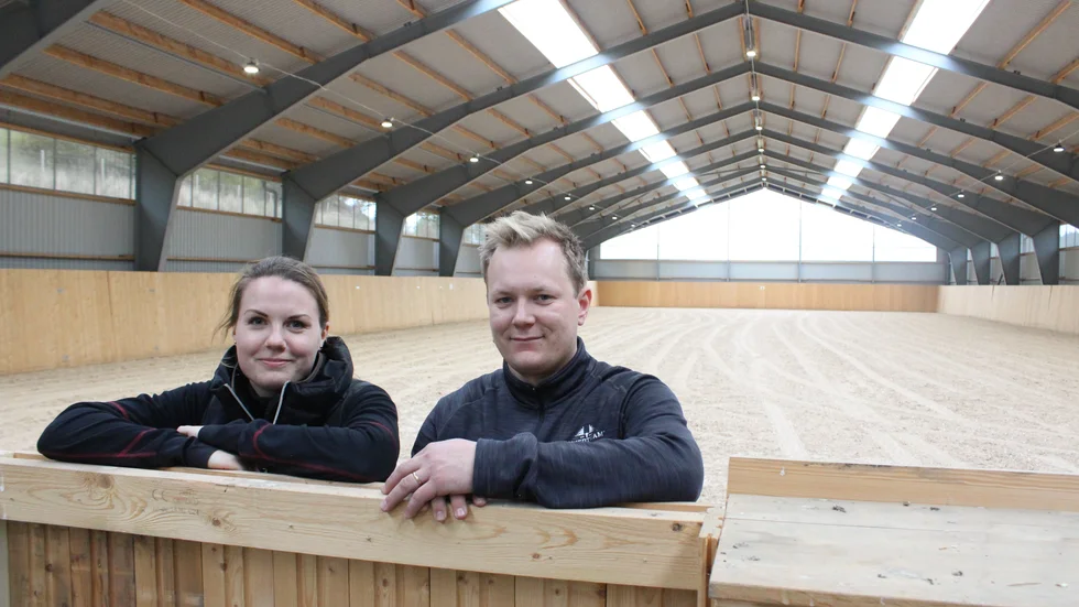 Sofia Fridberg och Carl Sandquist i det stora ridhuset, som de hoppas ska användas av både hobby- och tävlingsryttare, gärna också för körning med häst och kanske för träning av hund. Idéerna är många. 