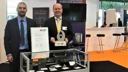 VBN Components vd Martin Nilsson (till höger) visar upp MM Maschinenmarkts innovationspris med processingenjör Kristoffer Cederferm.
