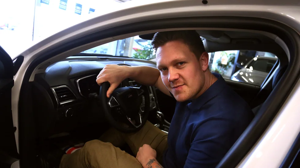 Sebastian Johansson är säljare och peugeotansvarig på Lundins bil AB. 