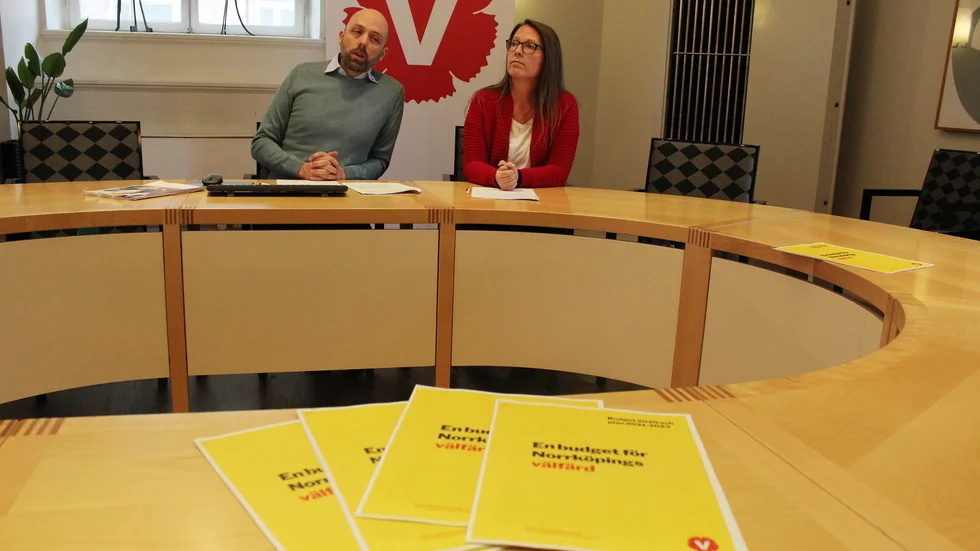 Oppositionsrådet Nicklas Lundström (V) och Anna Björkdahl (V), ersättare i kommunstyrelsen, presenterade Vänsterpartiets budgetförslag för 2020-2023.