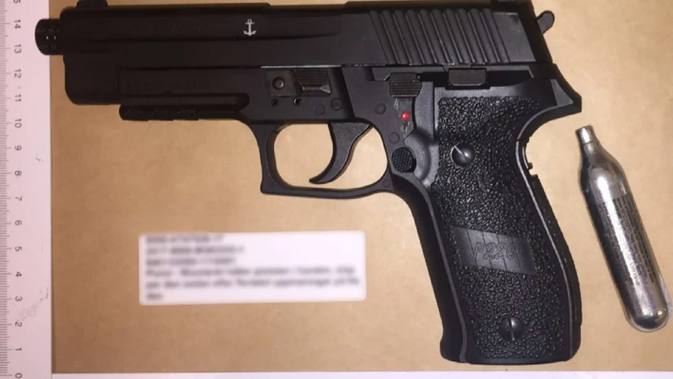 Denna kolsyrepistol, en replika av polisens tjänstevapen Sig sauer, beslagtogs efter att en man i 55-årsåldern riktat den mot andra människor.
