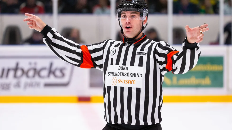 En av domarna i hockeyallsvenskan är Richard Magnusson.