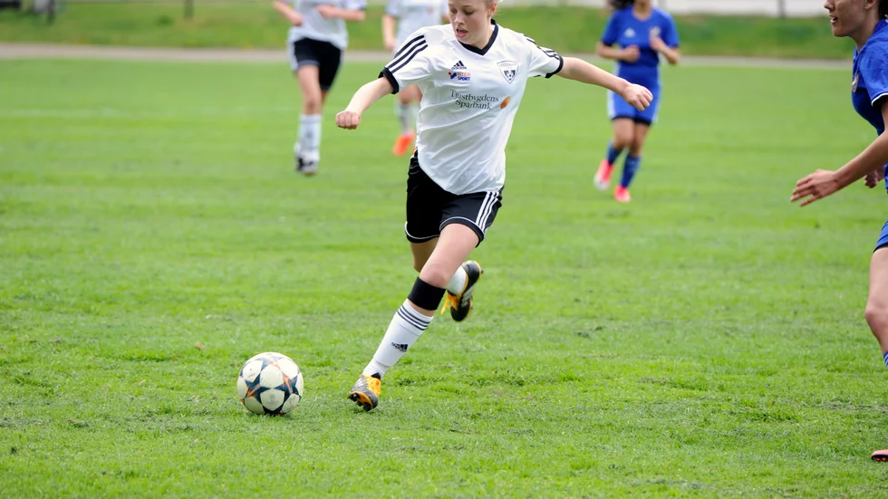 Sara Ströberg gjorde tre mål när Västervik Damfotboll besegrade Mönsterås.