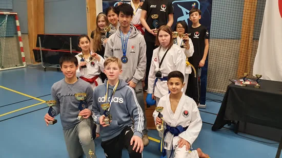 Eskilstuna Karateklubb plockade gott om medaljer vid tävlingar i Täby.