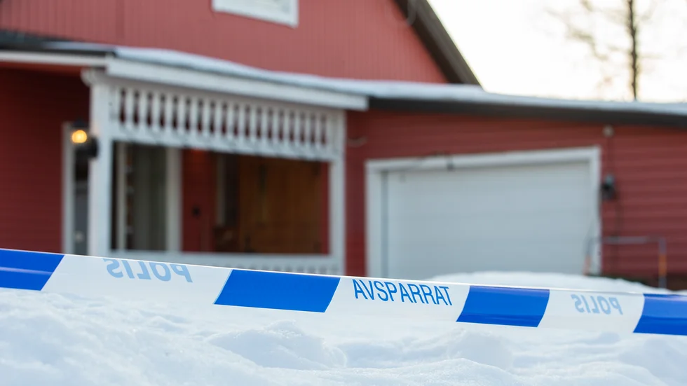 Polisen har genomfört vittnesförhör bland grannar och brottsplatsen är avspärrad.