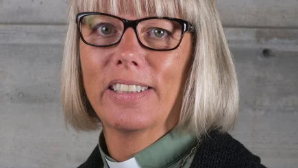Diakonen Eva Henriksson berättar att församlingen börjat handla åt oxelösundare i riskgrupperna, efter att coronaviruset börjat sprida sig i samhället.