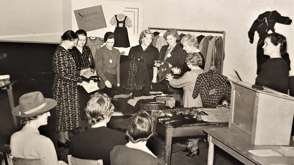 27 oktober 1942 och klädvårdsdagarna har inletts i Linköping. Första dagen innehöll stoppning och lagning på maskin med Husqvarnas och Singers konsulenter plus utbildning i materialkännedom av hemkonsulent Rut Wallensteen.
