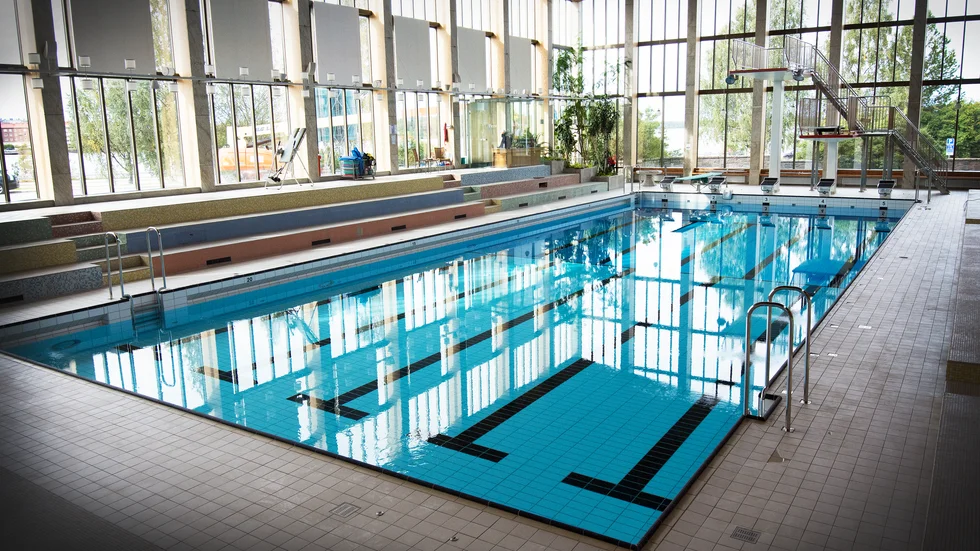 Belysningen i simhallen i Pontushallen ska åtgärdas i år, ett av flera projekt som fastighetsavdelningen vill genomföra i år. Totalbudgeten ligger på 25 miljoner kronor för fem lokaler.