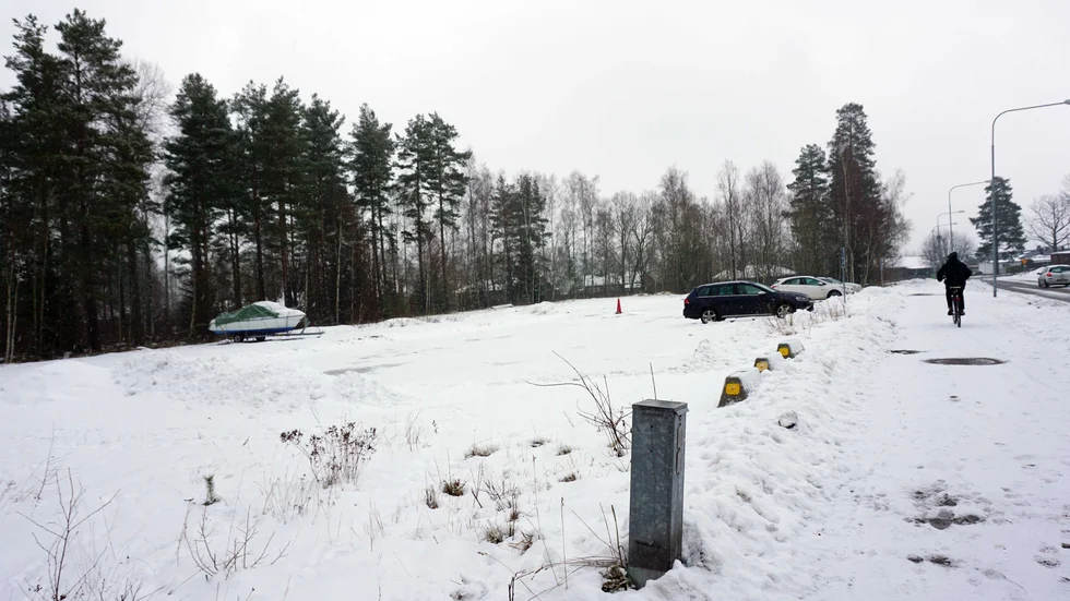 Beslutet om att bygga en förskola i kvarteret Homman, den så kallade Laxentomten, drar ut på tiden, vilket några av politikerna i barn- och utbildningsnämnden nu beklagar.