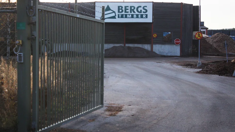 Dörren står öppen till arbetsplatsen. "Men Försäkringskassan tycker jag ska söka annat jobb", säger Michael Johansson, som blev utförsäkrad efter 180 dagar med skadad fot.