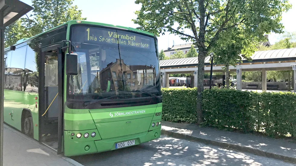 Kommunikatören på kollektivtrafiken informerar om att ansvarigt trafikföretag tittar på en lösning på det höga backljudet på elbussarna. 