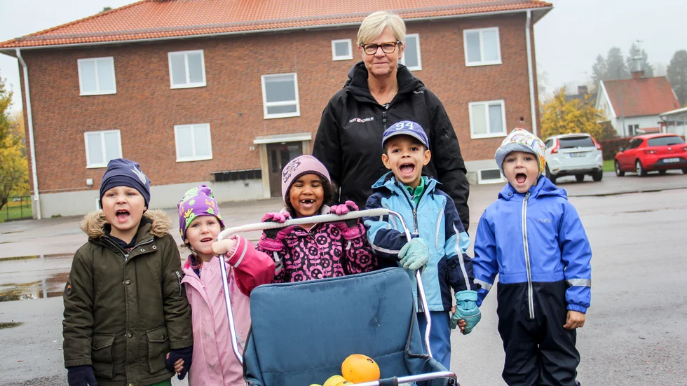 Casper Eklund, Leia Berggren, Samsam Mohamed Hassan, Richard Ikemefuna Obiano och Edwin Linder har varit och plockat upp frukt tillsammans med barnskötaren Lena Pettersson.