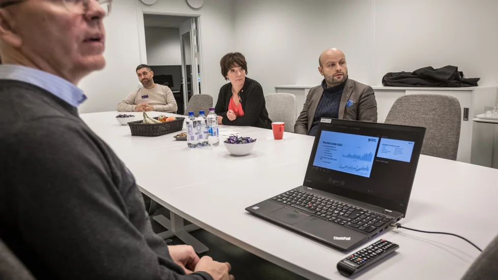 Andreas Christoffersson, platschef på Gottsunda jobb- och utbildningscenter, informerar Matilda Ernkrans (S) och Mohamad Hassan (L) om centrets verksamhet.