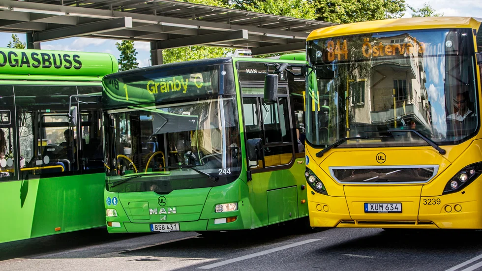 30-dagarkortet kan bli 30 kronor dyrare. Men V vill sänka priset med 80 kronor.