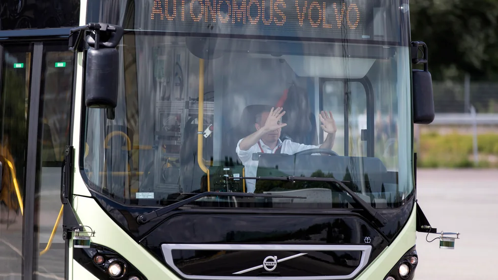 En Volvobuss stannar själv vid hållplatsen under en demonstration av självkörande fordon i Frihamnen i Göteborg i juni 2018.