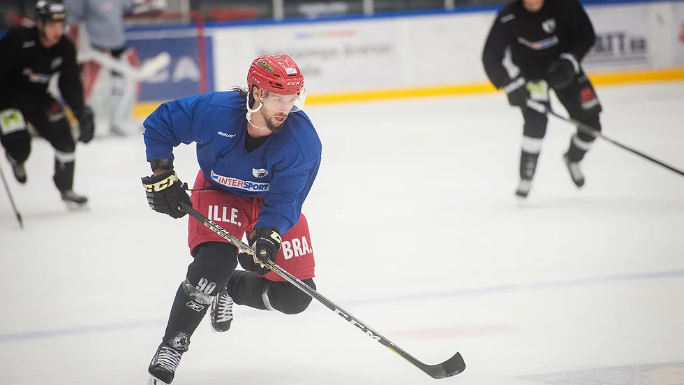 Robin Axbom tränar för tillfället med Nyköpings SK. Klubben hoppas att han vill stanna permanent.