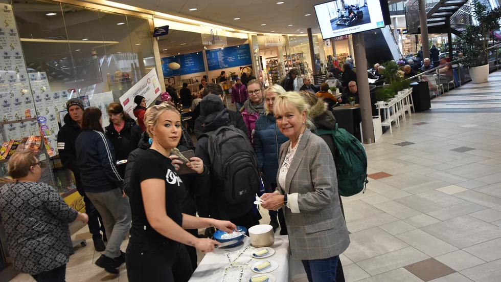 Evelina Andersson, Opalen,  skär upp flera tårtbitar till Mona Fahlgren som ska fika med sina kompisar. 