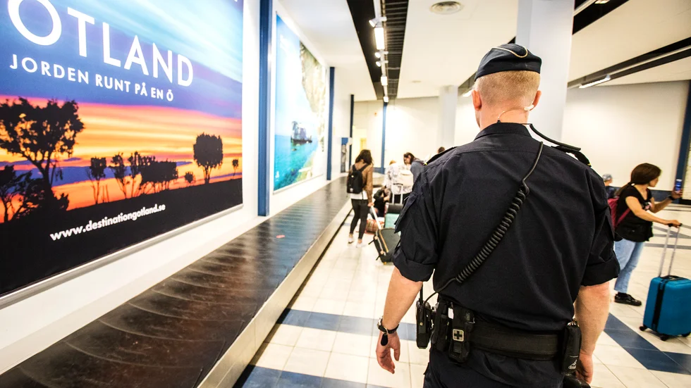 Polisen är ofta nere vid färjeterminalen och kontrollerar ankommande fartyg.