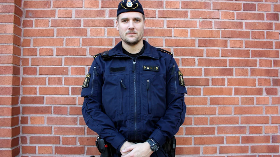 Johan Blomberg är en sådan polis som rycker ut när man ringer 112. 