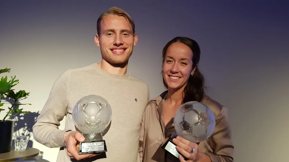 Villiam Dahlström och Camilla Ronström tilldelades GA-bollen och GA-trofén – priserna till öns bästa dam- och herrspelare.