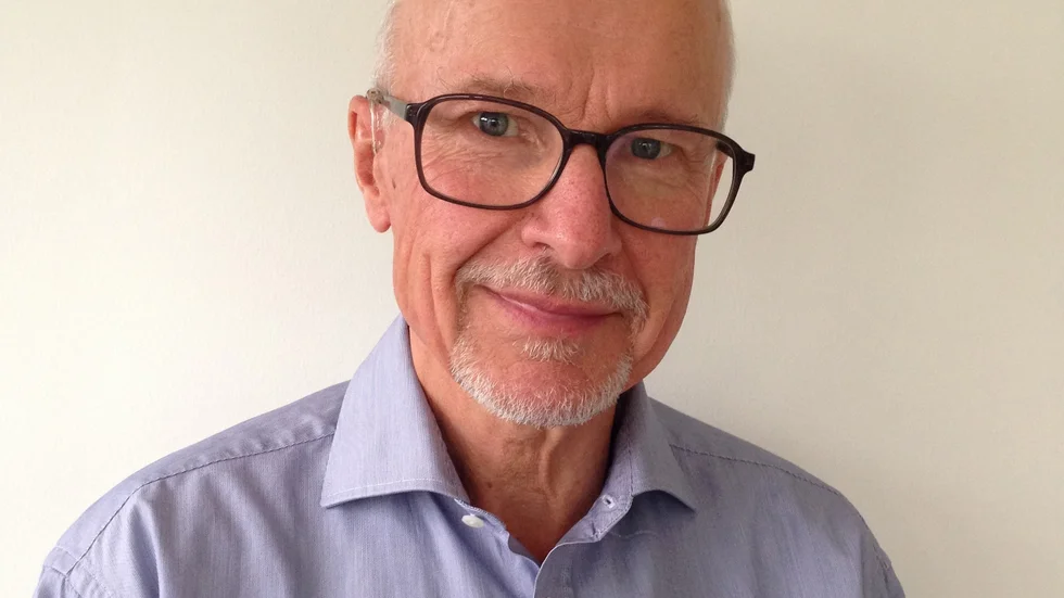 Roger Källström är född och uppvuxen i Västervik. Han är pensionerad docent i nordiska språk och skriver krönikor i Västerviks-Tidningen, ofta på temat Västerviksdialekt. Sedan många år tillbaka är han bosatt i Göteborg.    