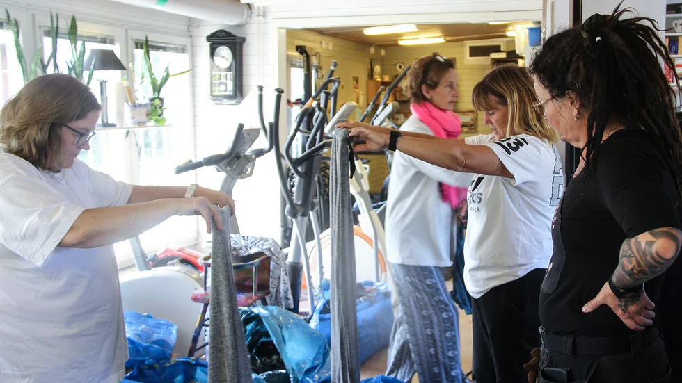 Harriet Runngren, Päivi Posio, Carola Karlström och Ann-Sofie Millberg hjälps åt att sortera de kläder som skänkts till Lokalen på Kärrhöksgränd bara under söndagen.