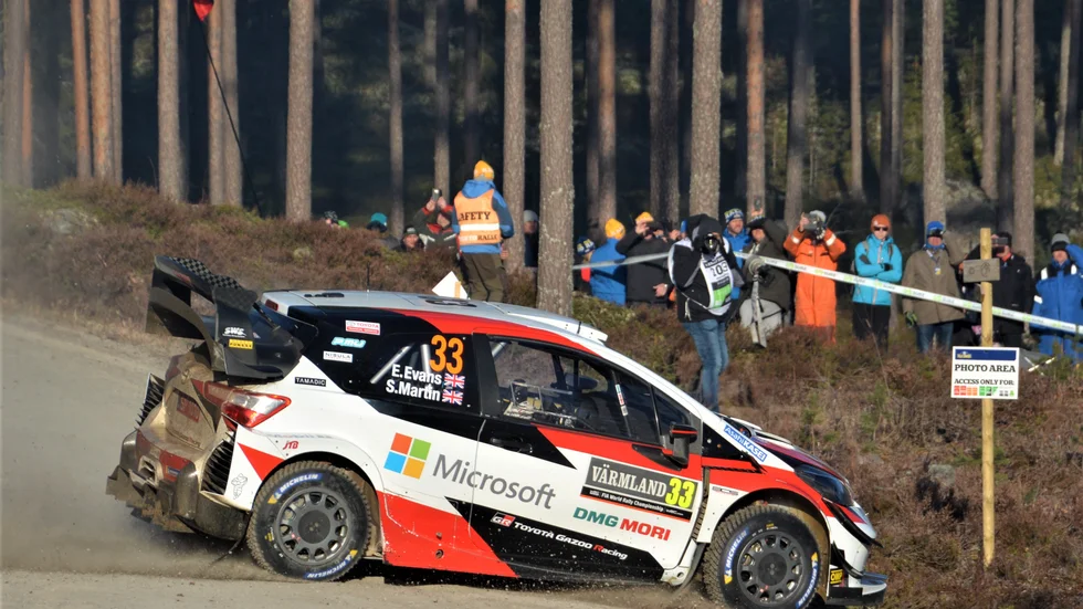 Vinnaren i Svenska VM-rallyt, walesaren Elfyn Evans med Scott Martin i deras Toyota Yaris WRC.